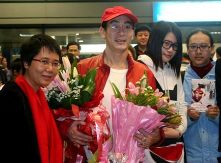 Rạng sáng ngày 25/12, diễn viên Lục Tiểu Linh Đồng người đảm nhận rất thành công vai diễn Tôn Ngộ Không trong bộ phim Tây Du Ký đã đặt chân xuống sân bay Nội Bài. (Ảnh: 24h)